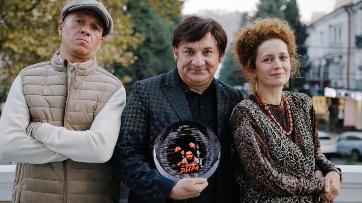 Идут-съёмки-комедийного-фильма-ограбления-«Дыра»-с-Викторией-Исаковой-и-Никитой-Кологривым