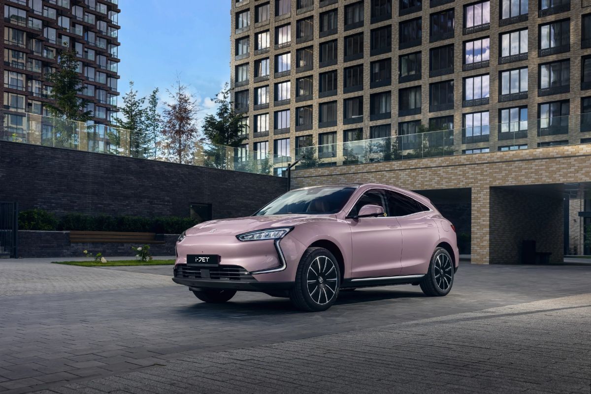 Российский-автомобиль-с-разгоном-до-100-км/ч-за-4-с.-У-дилеров-появились-эксклюзивные-кроссоверы-evolute-i-jet