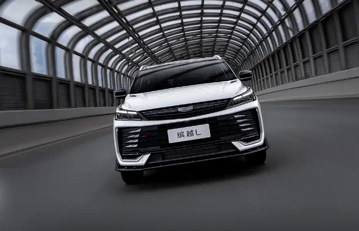 geely-coolray,-готовый-к-битве,-всего-за-87,8-тыс-юаней-(1-млн-рублей).-Представлен-geely-coolray-l-battle-edition-с-большим-антикрылом-и-салоном-из-алькантары