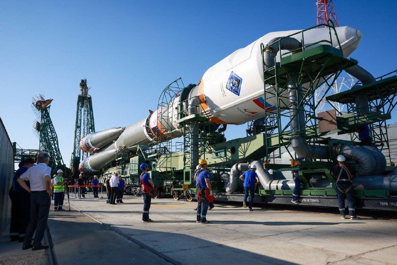 Ракету-«Союз-2.1б»-с-биоспутником-установили-на-стартовую-площадку-Байконура