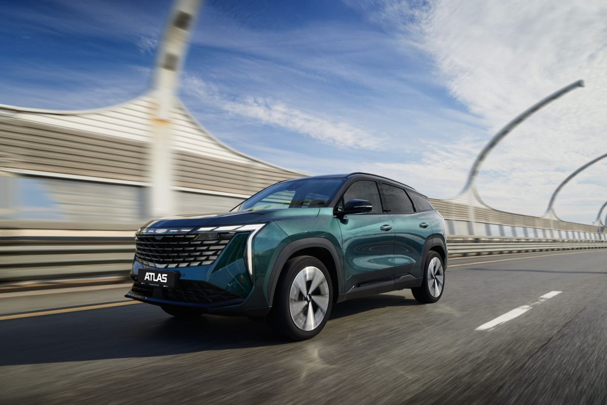 В-России-продано-более-100-000-кроссоверов-geely-atlas