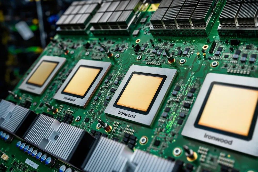 google-будет-отъедать-долю-у-nvidia?-Компания-удвоила-заказы-на-свои-ИИ-чипы-tpu-последнего-поколения