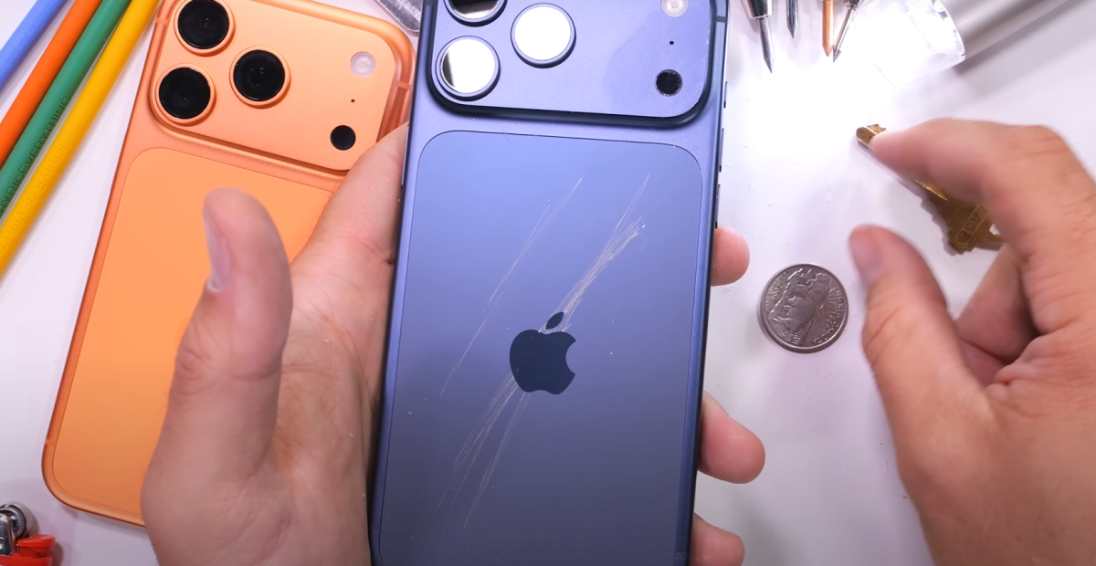 Переход-на-крашеный-алюминий-в-iphone-17-pro-привел-к-тому,-что-смартфон-действительно-легко-поцарапать,-как-показали-тесты-jerryrigeverything