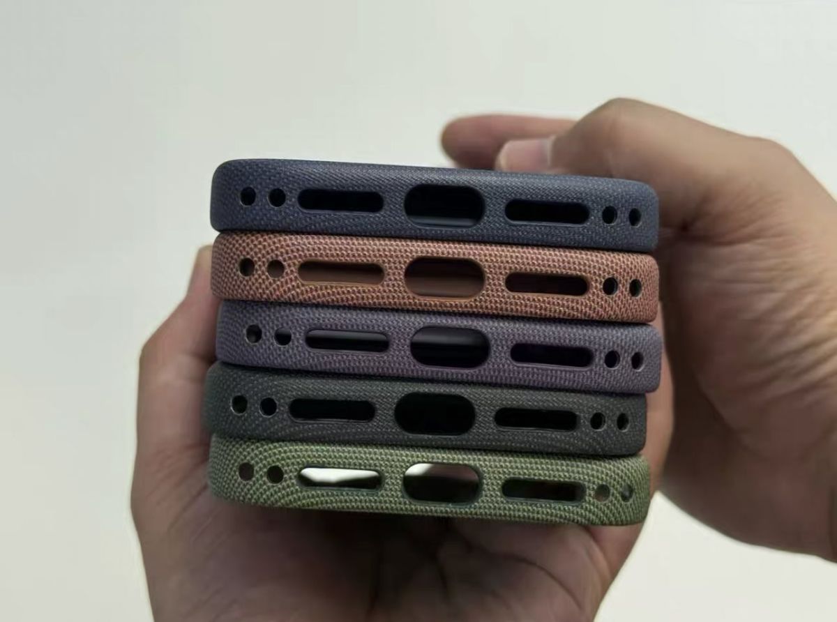 «Слишком-много-отверстий».-Чехлы-для-iphone-17-pro-из-нового-материала-показали-вживую