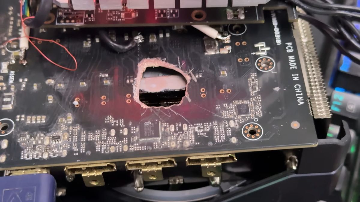 geforce-rtx-5070-ti-с-огромной-дыркой-в-плате-получила-вторую-жизнь-благодаря-radeon-rx-580