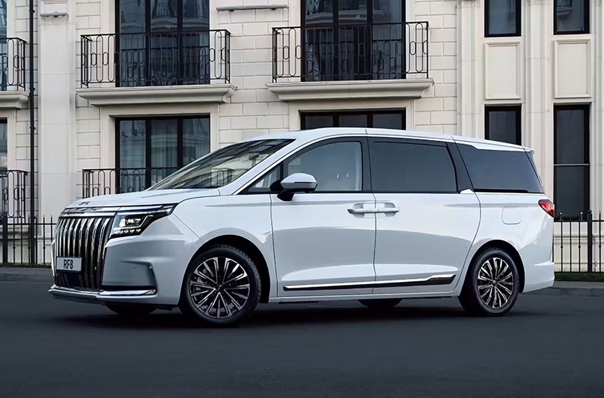 Аналог-toyota-alphard-с-местной-сборкой-и-официальной-гарантией.-Первые-jac-rf8-появились-на-российских-дорогах-ещё-до-старта-продаж