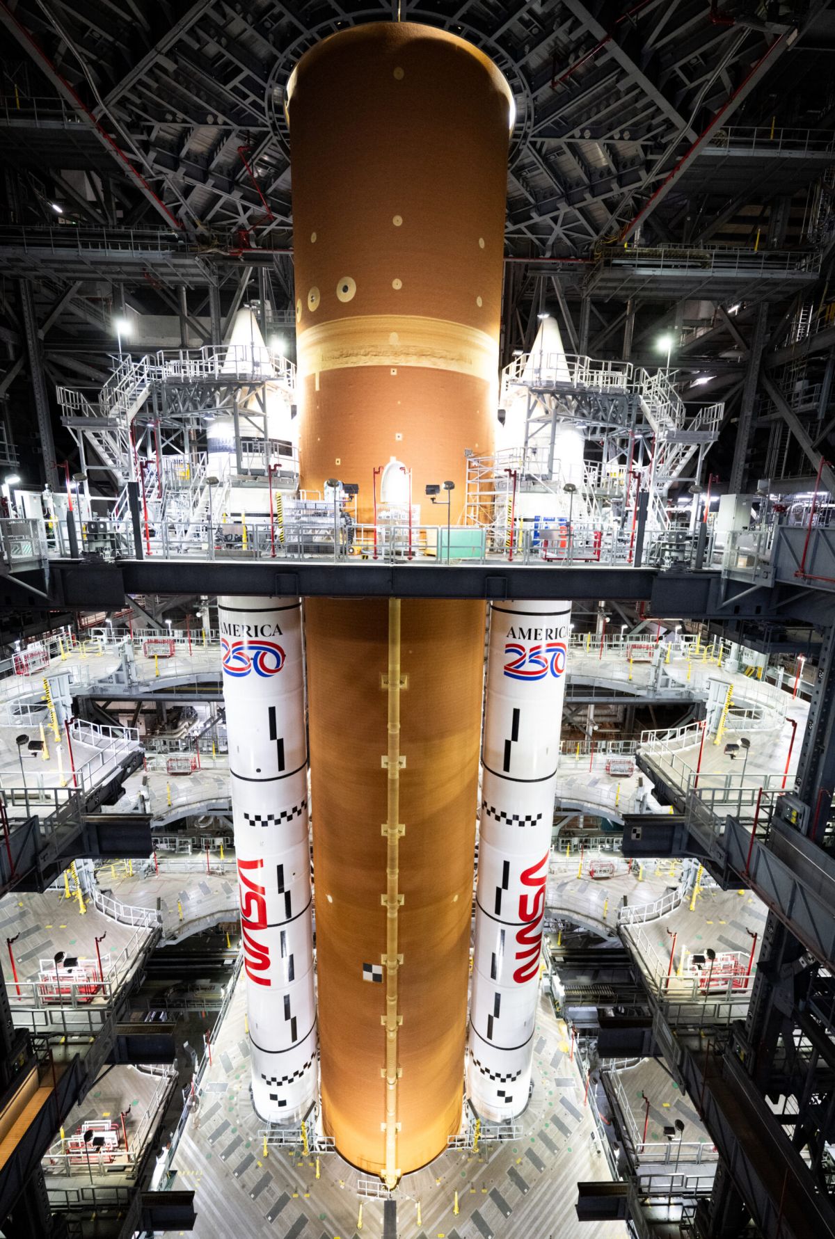 Финишная-прямая:-nasa-готовится-к-выкату-ракеты-sls-с-кораблём-orion-для-пилотируемого-полёта-к-Луне