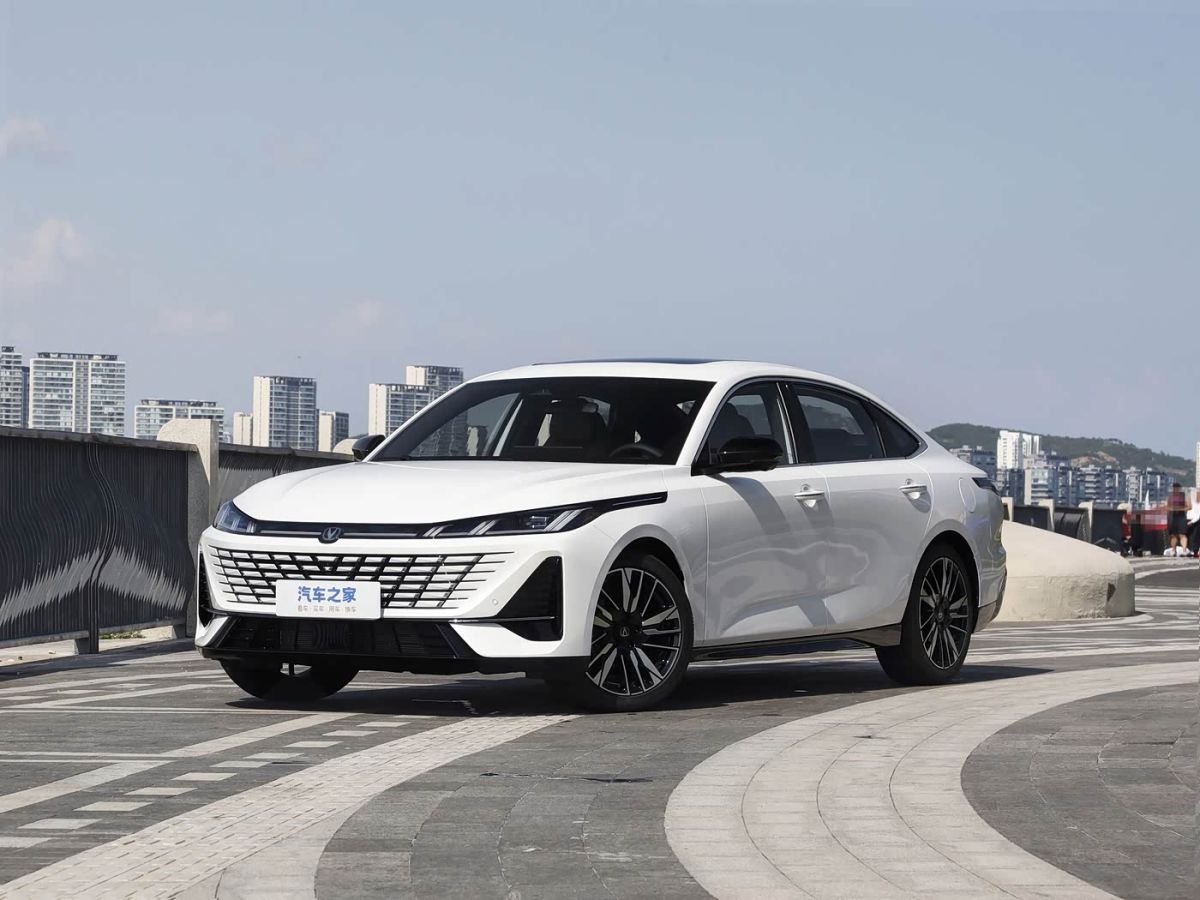 Просторный-192-сильный-седан-changan-—-всего-72,9-тыс-юаней-(830-тыс-рублей).-Представлен-обновленный-changan-eado