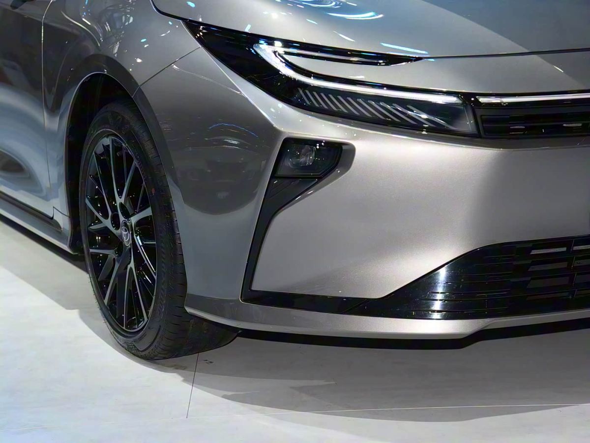 Совершенно-новая-toyota-corolla-выходит-21-декабря,-машину-с-«лицом»-camry-и-новым-салоном-показали-на-фото