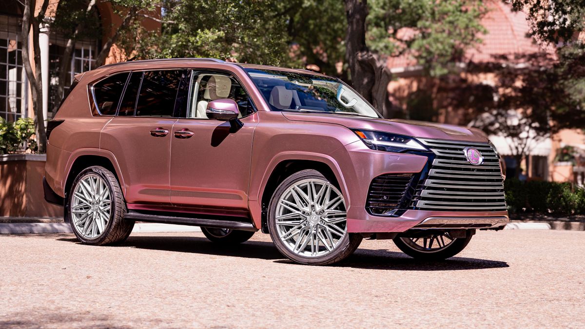 «Новая-глава-в-истории-lexus».-Представлен-розовый-рамный-lexus-glam-lx-с-маникюрным-столиком-и-гримеркой-в-багажнике