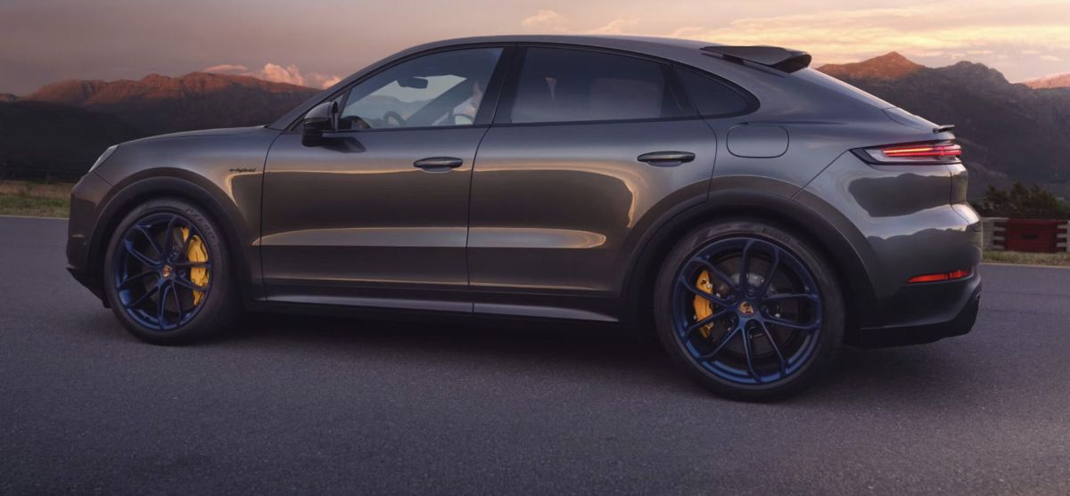porsche-меняет-стратегию:-электромобили-откладывают-в-долгий-ящик,-будущие-porsche-cayenne-и-panamera-будут-с-бензиновыми-моторами