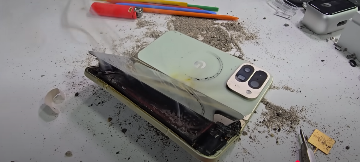 Первый-случай-за-карьеру-jerryrigeverything:-смартфон-google-pixel-10-pro-fold-загорелся-при-испытании-на-изгиб