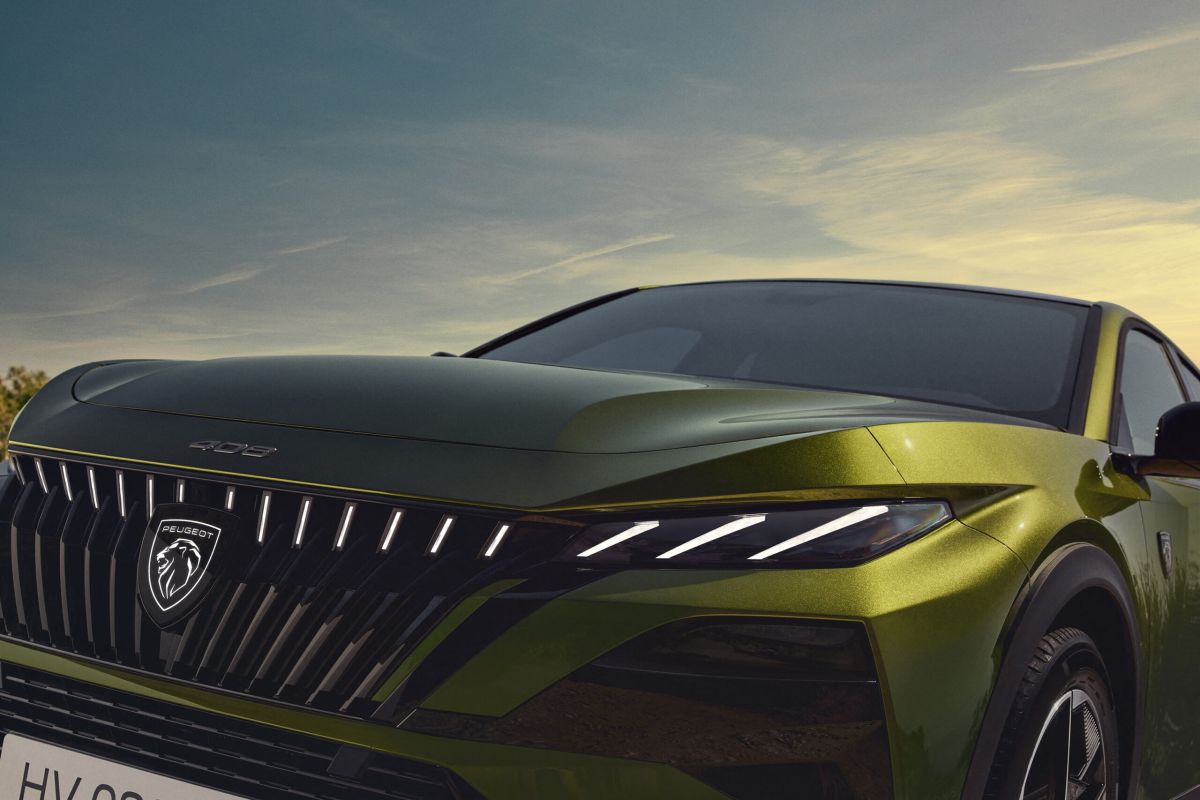 Представлен-peugeot-408-нового-поколения-—-теперь-это-гибрид-с-силовой-установкой-мощностью-240-лс.