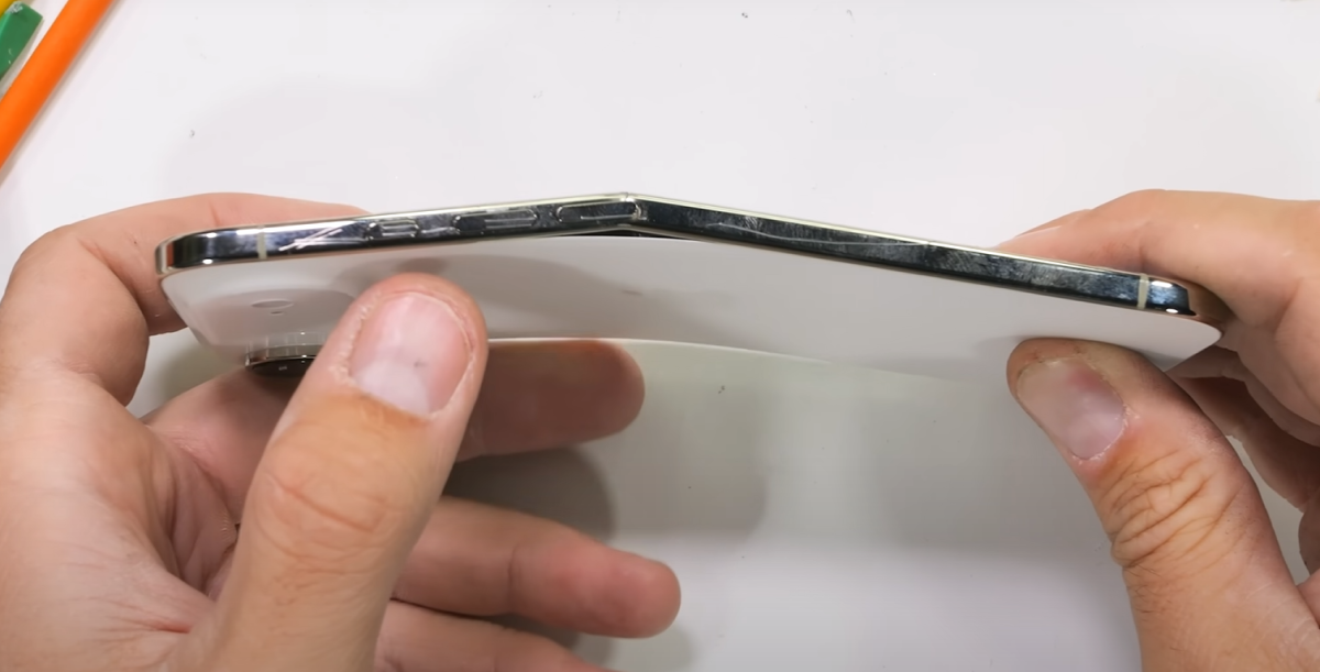 Самый-тонкий-в-истории-iphone-оказалось-очень-непросто-согнуть:-как-iphone-air-прошёл-знаменитый-тест-jerryrigeverything