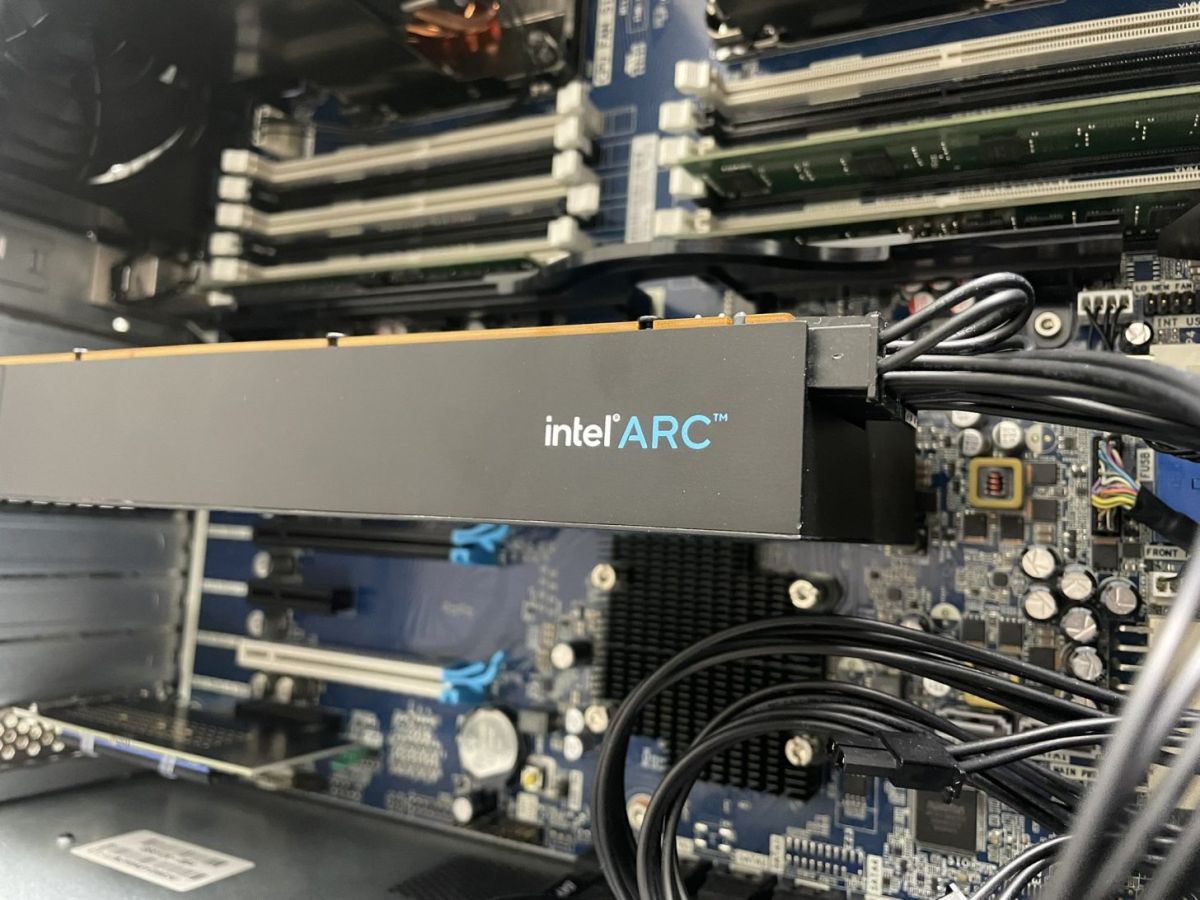 Оказывается,-у-intel-была-игровая-видеокарта-с-512-битной-шиной-и-16-ГБ-памяти.-Уникальную-intel-arc-a750-показали-на-фото