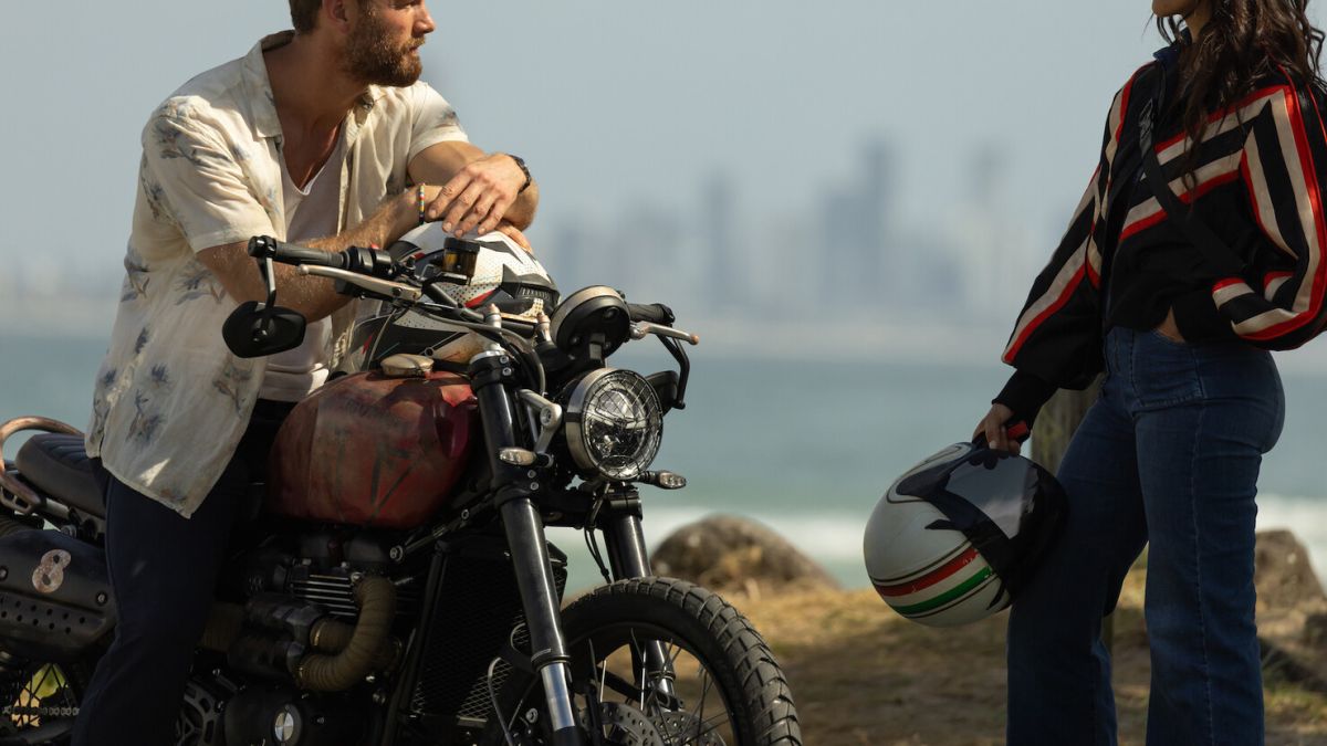 Шпионка-Джессика-Альба-настроена-соблазнить-простого-мужика-на-первом-кадре-триллера-«Цель»