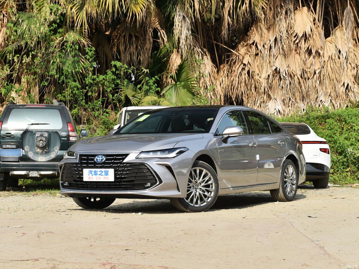 toyota-avalon-подешевела-в-России:-большой-экономичный-гибрид-на-базе-2,5-литрового-мотора-можно-купить-на-1-млн-рублей-дешевле,-чем-в-июне