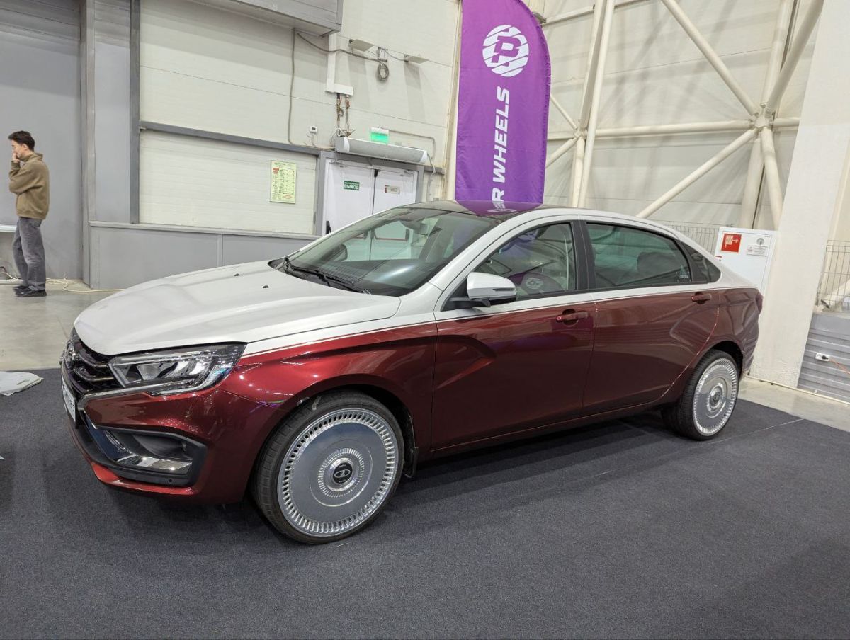 lada-aura-в-стиле-maybach-показали-на-Московском-Автошоу