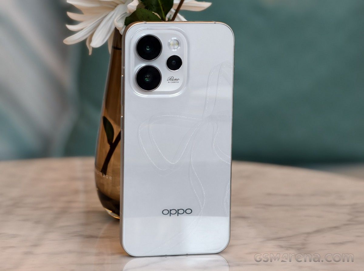 Компактный-смартфон-с-большим-аккумулятором-и-наногравировкой.-oppo-reno15-pro-mini-показали-на-живых-фото