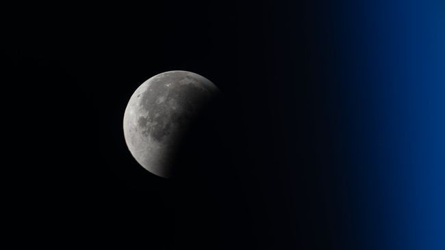 Астронавты-МКС-сфотографировали-«кровавую-Луну» во-время-полного-затмения-с-7-на-8-сентября