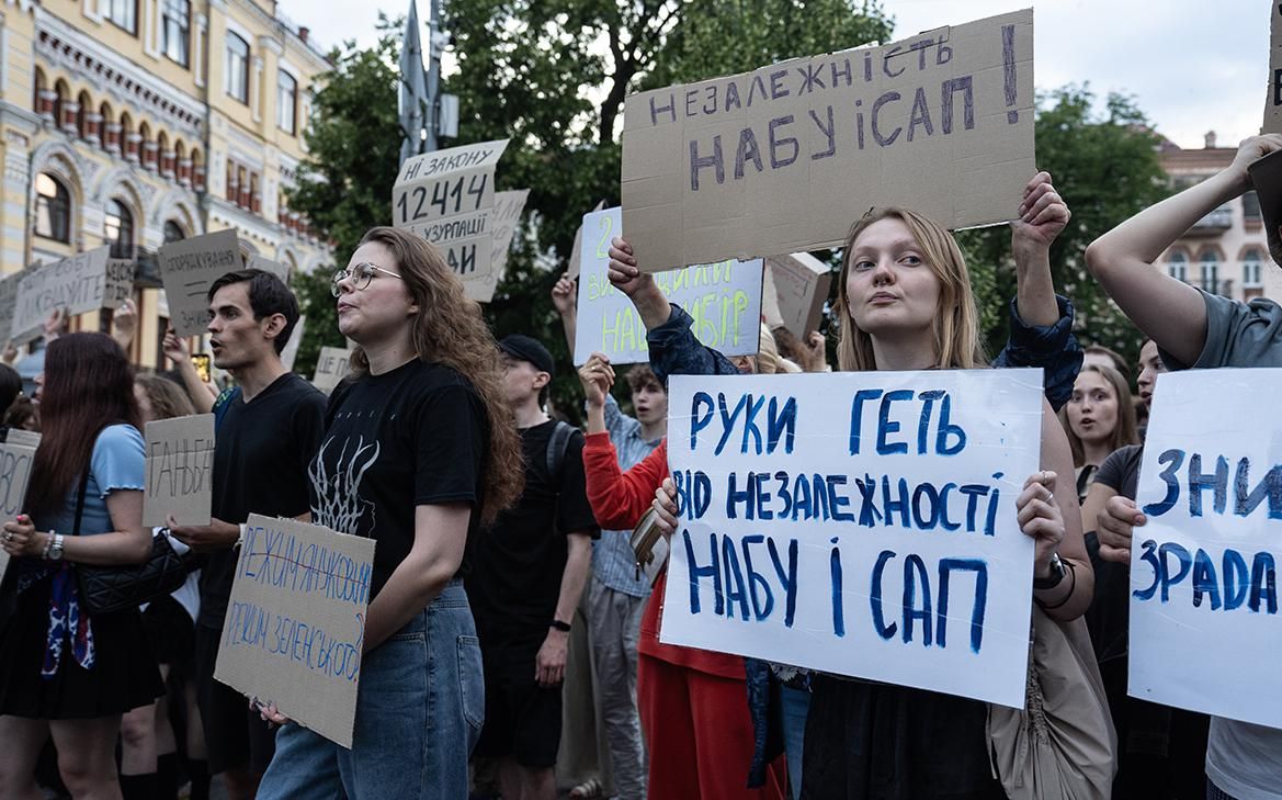 Украинцы-второй-день-подряд-вышли-на-улицы-Киева-из-за-закона-о-НАБУ