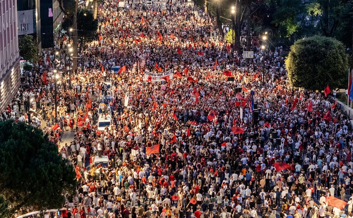 Фото: Премьер Албании отверг обвинения на фоне протестов из-за курорта