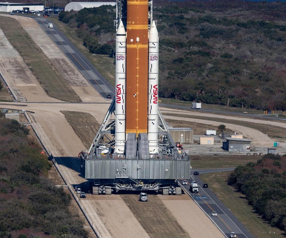 В-США-построили-огромную-ракету-sls-для-отправки-людей-на-Луну,-но-надобности-в-ней-всё-меньше:-nasa-готова-отодвинуть-sls-на-второй-план-ради-starship