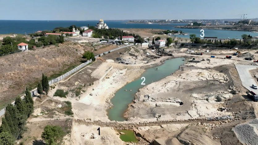 Херсонеситы-защищали-свой-некрополь-от-воды-и-наносов-дамбой