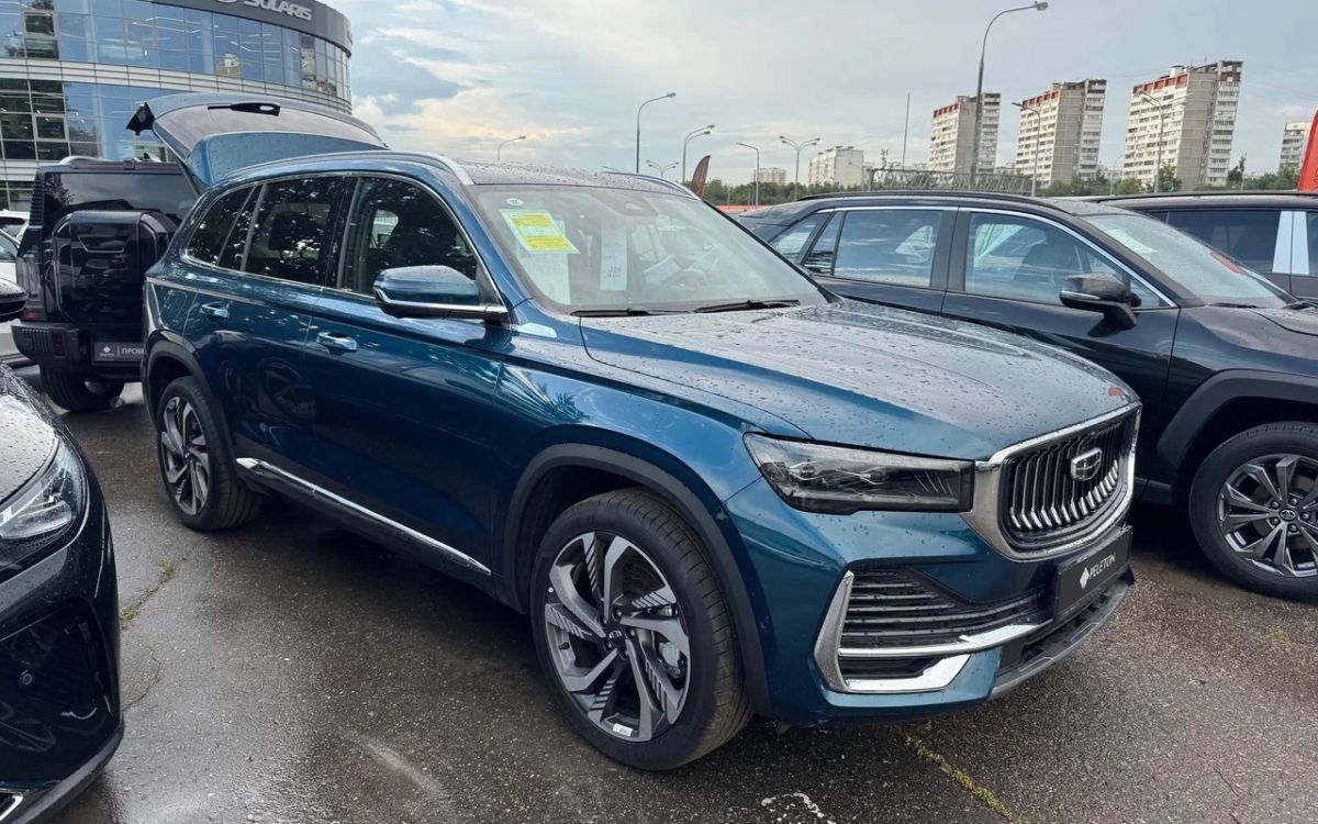 Официальный-дилер-продает-geely-monjaro-со-скидкой-в-1-миллион-рублей-(за-3,8-млн-рублей),-но-«серые»-monjaro-ещё-дешевле-—-можно-купить-за-3,13-млн-рублей