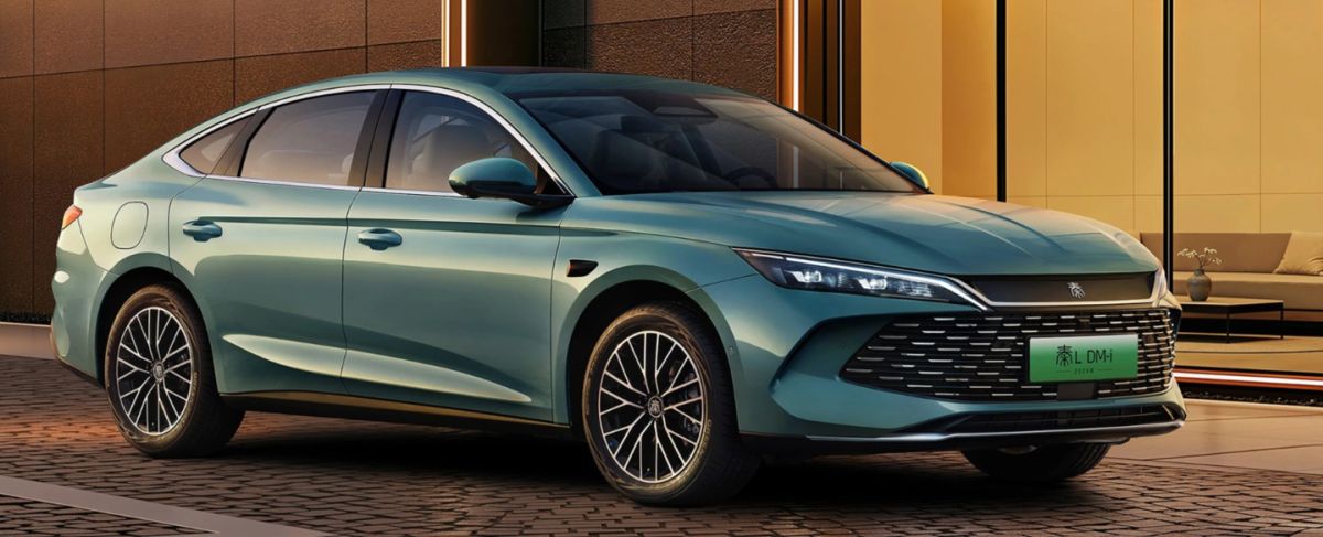Для-тех,-кому-ездить-много-и-дешево.-Представлен-byd-qin-l-dm-i-2026:-просторный-салон,-2110-км-на-баке-бензина-и-расход-всего-2,79-л/100-км-—-от-92-800-юаней-(1-млн-рублей)