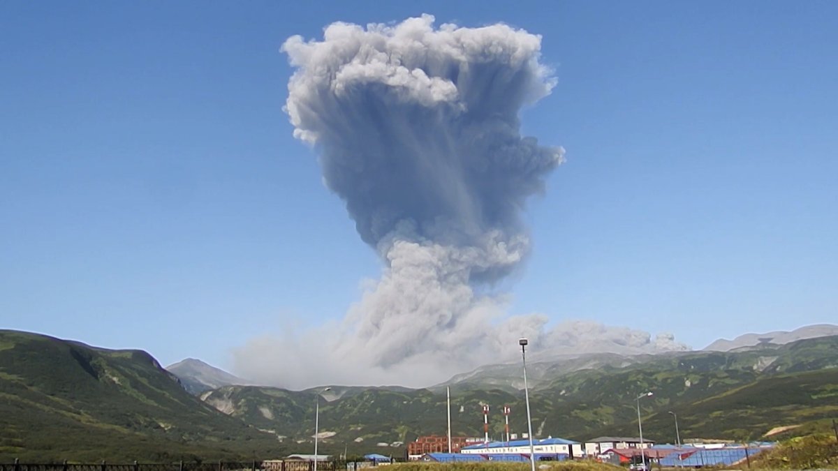 Вулкан Эбеко выбросил пепел на высоту 2 км, сообщил Институт вулканологии и сейсмологии Дальневосточного отделения РАН. Шлейф протянулся на 5 км на юго-восток от вулкана. Северо-Курильск обсыпало пеплом.