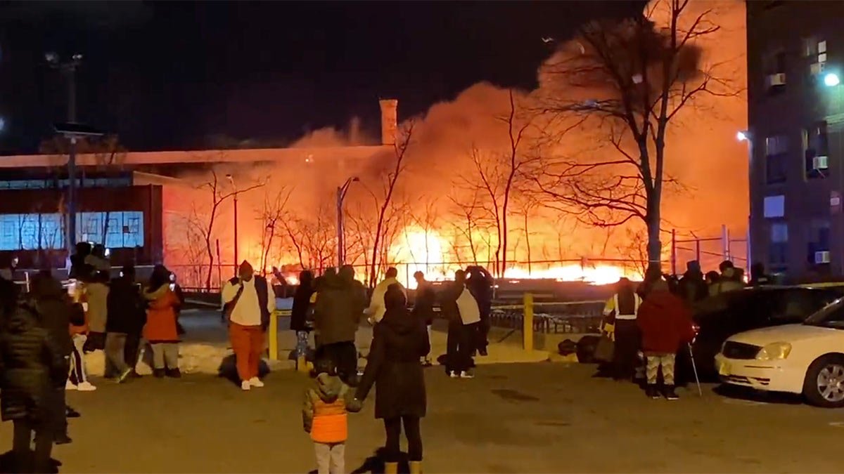 Рядом с аэропортом в Нью-Джерси возник крупный пожар