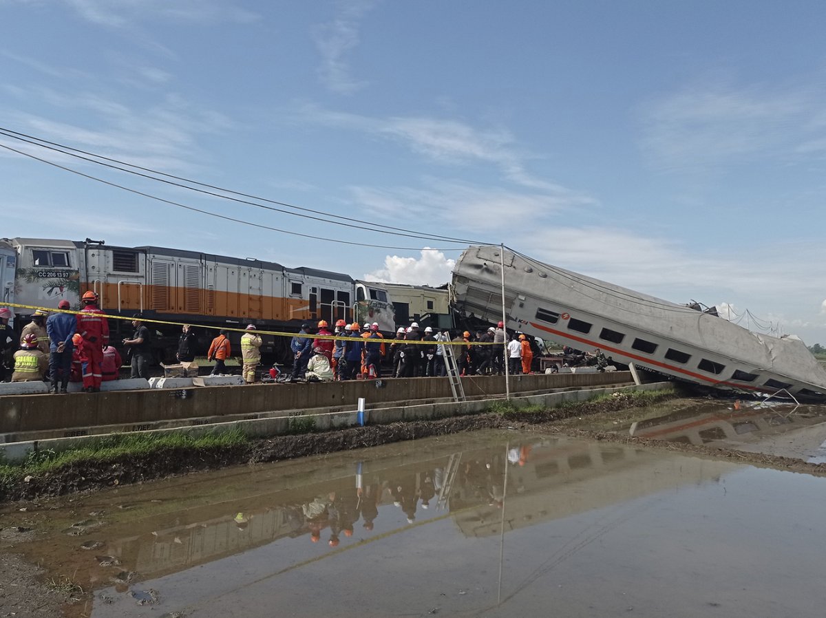 В Индонезии при столкновении поездов погибли четверо, ранено около 40 человек