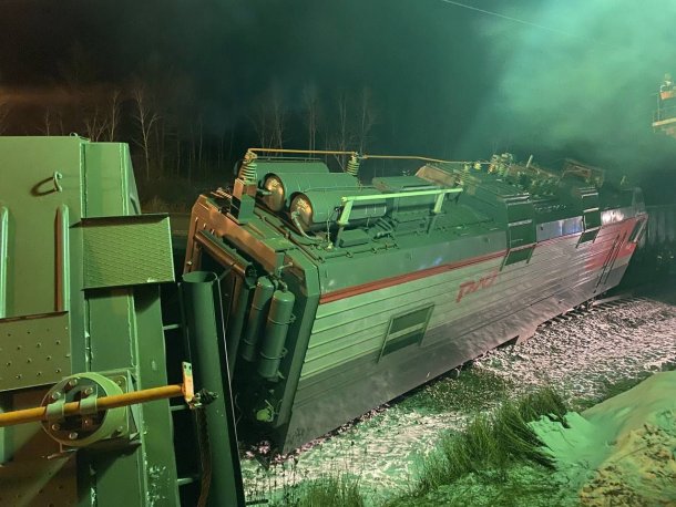 В Забайкальском крае 14 вагонов грузового поезда с углем сошли с рельсов на перегоне Бушулей-Алеур из-за столкновения с порожним поездом, который следовал в противоположном направлении. Об этом сообщили в региональном управлении МЧС.