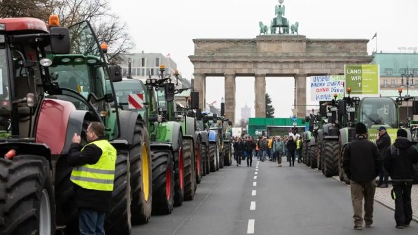 В понедельник 8 января фермеры по всей Германии проведут забастовки против сокращения субсидий со стороны федерального правительства