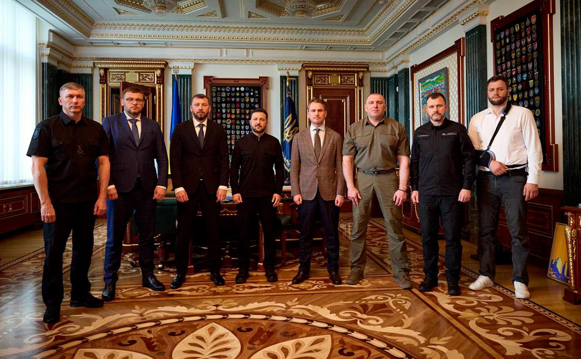 Зеленский-на-фоне-протестов-пошел-на-встречу-с-главами-НАБУ-и-САП