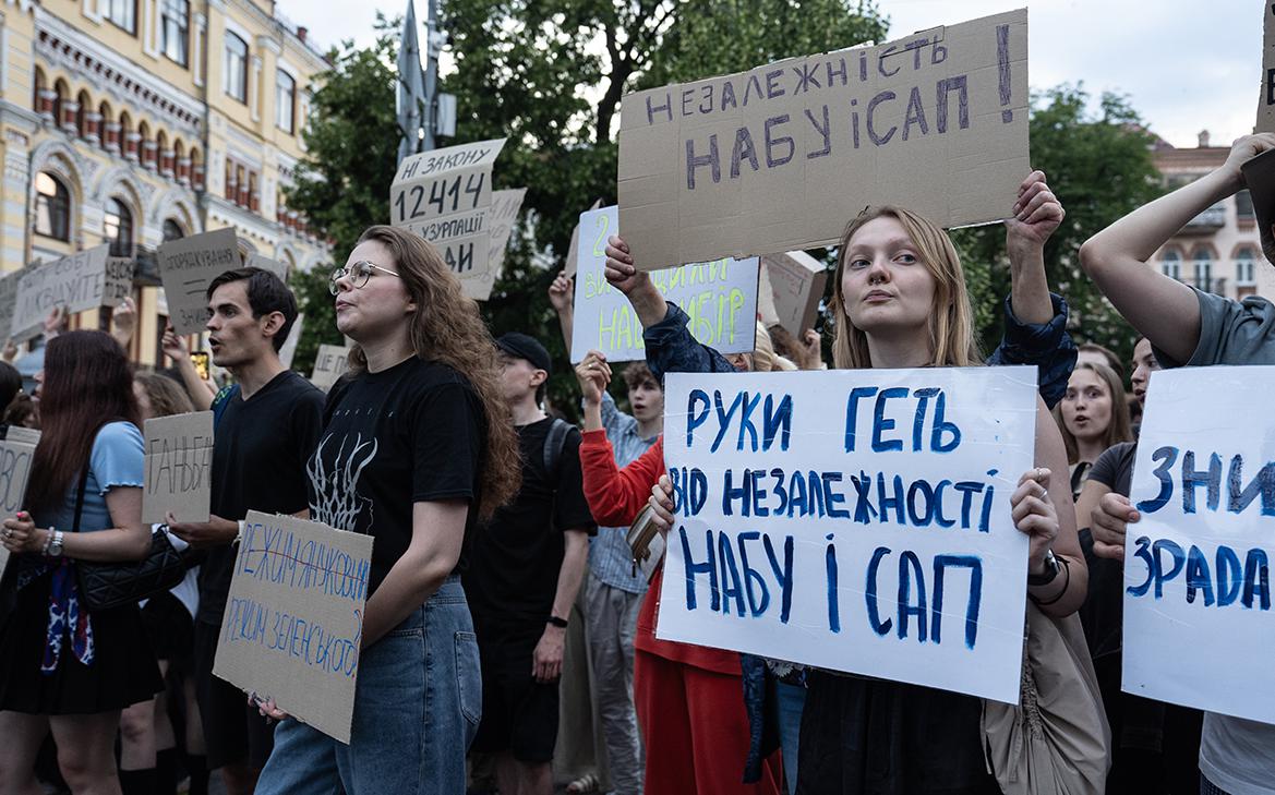 Украинцы-второй-день-подряд-вышли-на-улицы-Киева-из-за-закона-о-НАБУ
