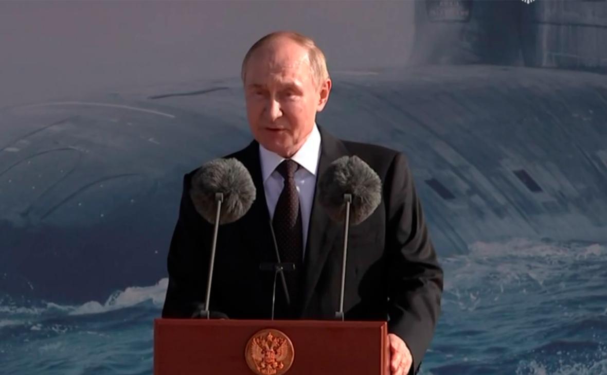 Путин-принял-участие-в-поднятии-флага-над-атомоходом-«Князь-Пожарский»