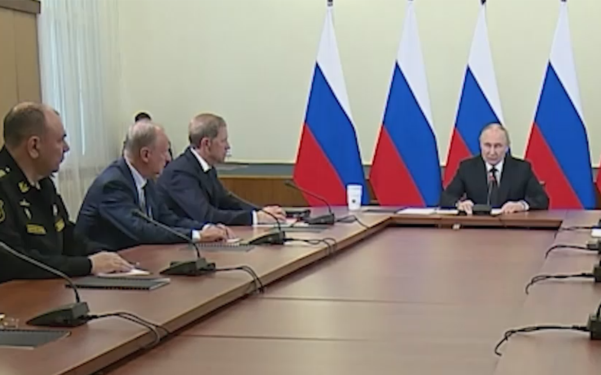 Путин-провел-минуту-молчания-по-погибшим-при-крушении-самолета-Ан-24