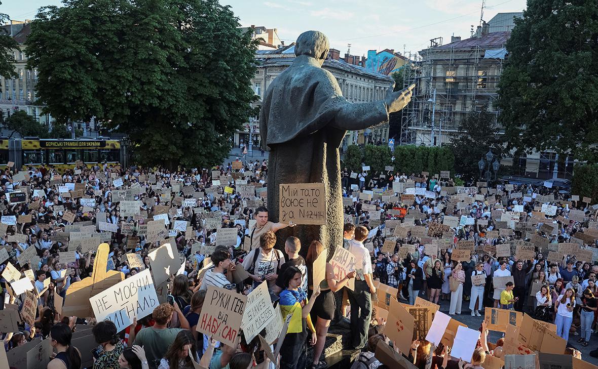 «Страна»-раскрыла-цели-протестов-против-закона-Зеленского-о-НАБУ
