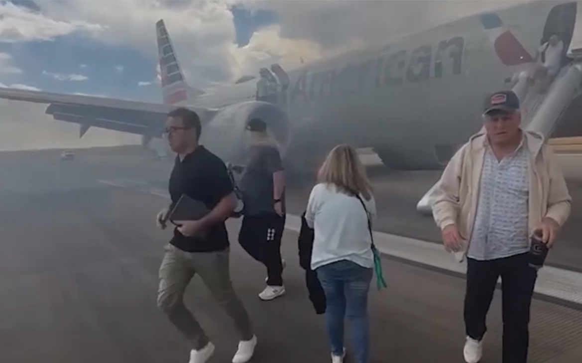 В-США-самолет-загорелся-в-аэропорту-Денвера.-Видео