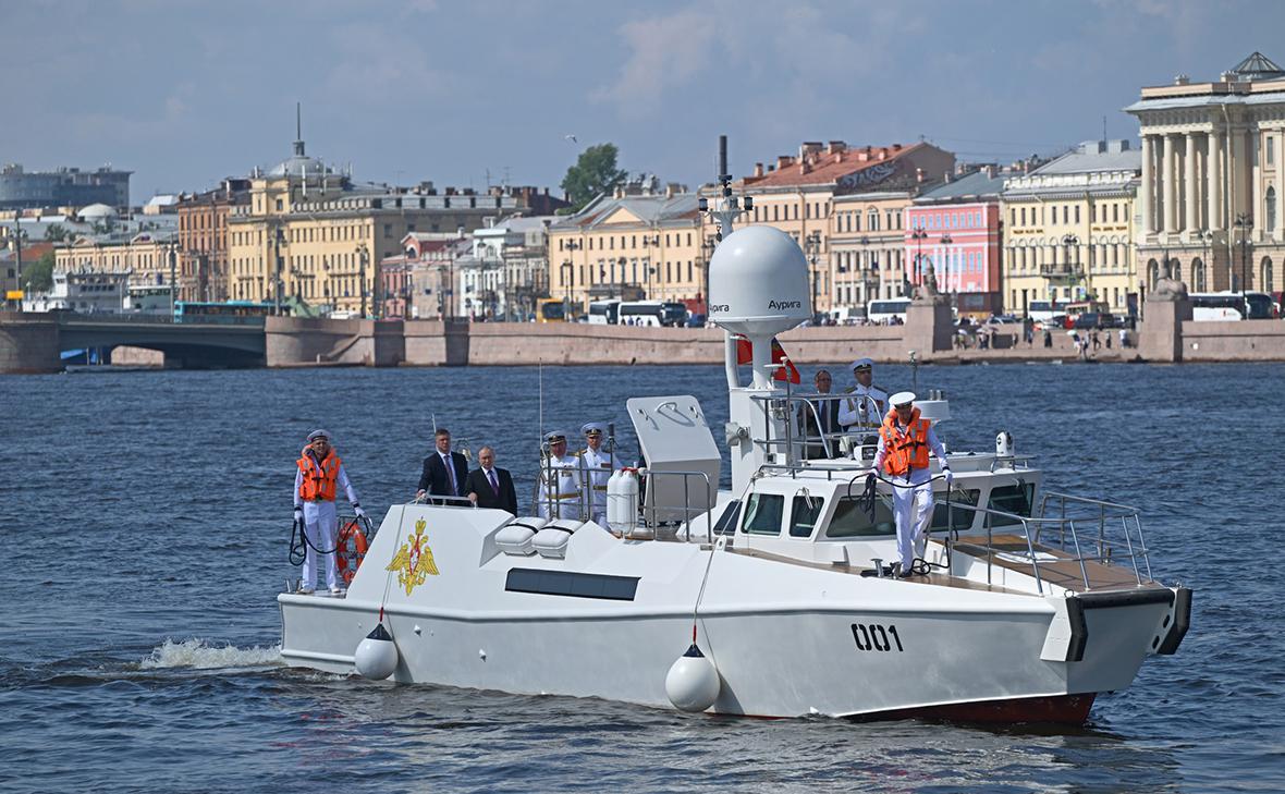 Кремль-показал-фото-прибытия-Путина-к-Адмиралтейству-на-патрульном-катере