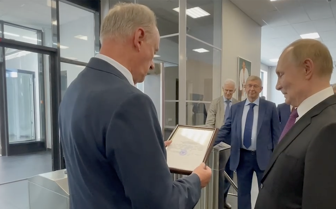 Патрушев-наградил-Путина-медалью-«За-верность-российскому-флоту»