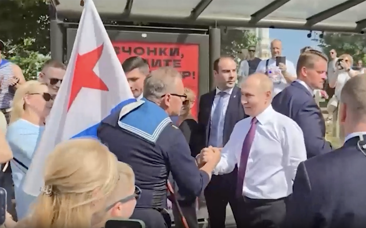Путин-вышел-из-машины-пообщаться-с-жителями-в-День-ВМФ-в-Петербурге