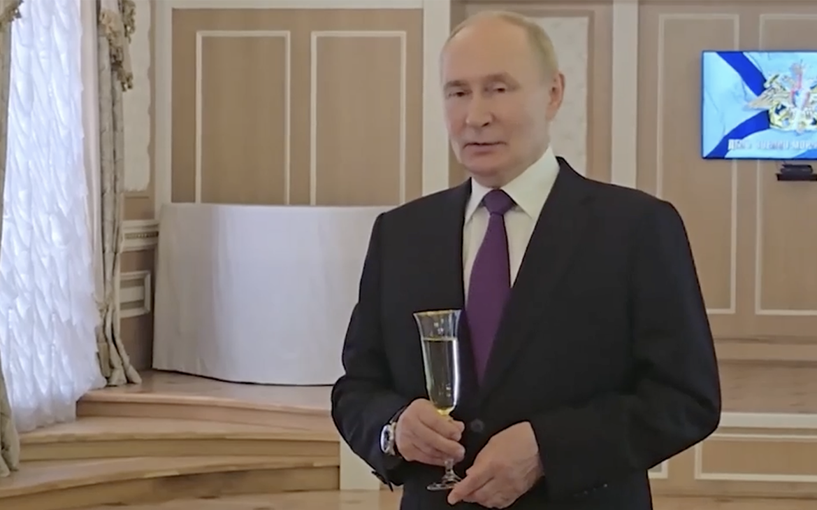 Путин-в-Петербурге-поздравил-военных-моряков-с-Днем-ВМФ