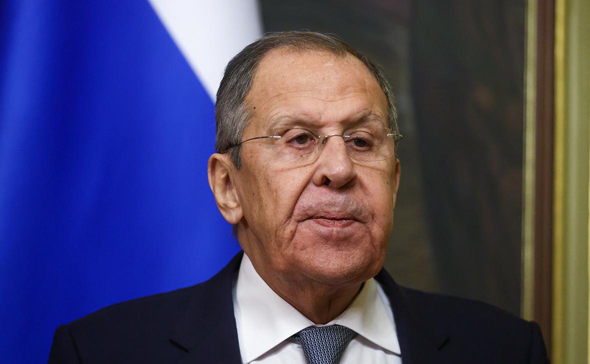 Лавров-рассказал-о-наступившей-ему-на-ногу-на-саммите-БРИКС-девушке
