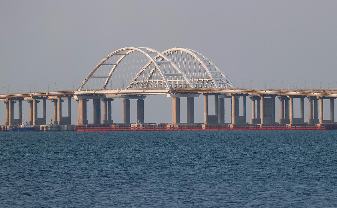 На-Крымском-мосту-временно-перекрыли-движение