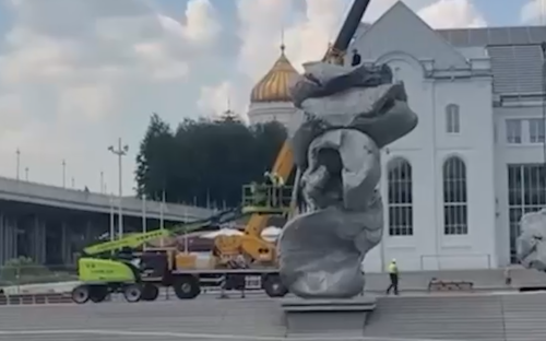 В-центре-Москвы-начали-демонтаж-скульптуры-«Большая-глина-№-4»