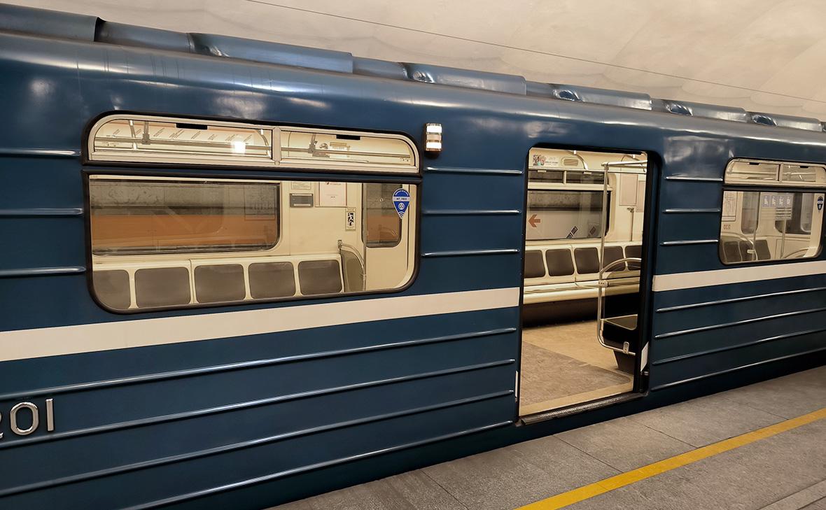 В-петербургском-метро-приостановили-движение-на-половине-красной-ветки