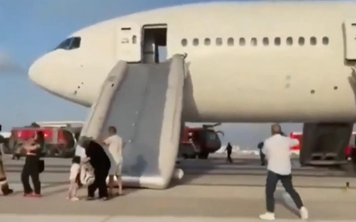 Эвакуация-после-задымления-при-посадке-boeing-в-Анталье.-Видео